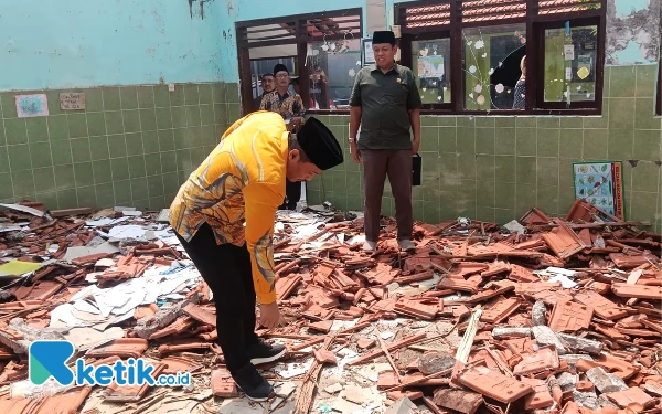 Foto Ketua Komisi D DPRD Sidoarjo H Dhamroni Chudlori dan anggota Komisi D DPRD Sidoarjo H Sutadji melihat kondisi ruang kelas SDN Segoro Tambak yang ambruk diterjang angin kencang pada 5 November lalu. (Foto: Fathur Roziq/Ketik.co.id)