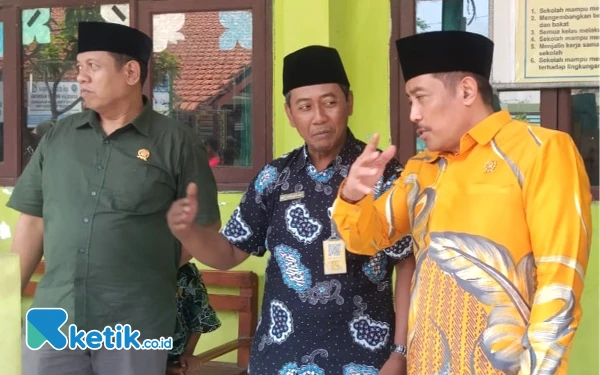 Foto Ketua Komisi D DPRD Sidoarjo H Dhamroni Chudlori dan anggota Komisi D DPRD Sidoarjo H Sutadji berbincang dengan Kepala SDN Segoro Tambak (tengah) Ahmad Fauzi. (Foto: Fathur Roziq/Ketik.co.id)