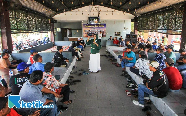 Foto Calon Wakil Bupati Sidoarjo Mimik Idayana berbincang dengan para nelayan dan petani tambak di Kecamatan Sedati pada Kamis (14 November 2024). (Foto: Dimas for Ketik.co.id)