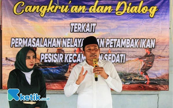 Foto Calon Bupati Sidoarjo Subandi dan calon Wakil Bupati Sidoarjo Mimik Idayana menemui bareng ratusan nelayan dan petani tambak di Sedati. (Foto: Dimas for Ketik.co.id)