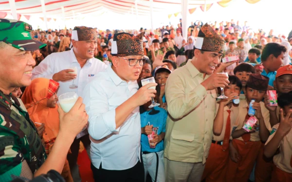 Foto Menteri Pertanian RI Andi Amran Sulaiman mengajak masyarakat untuk minum susu, Jumat, 15 November 2024. (Foto: Humas Jatim)