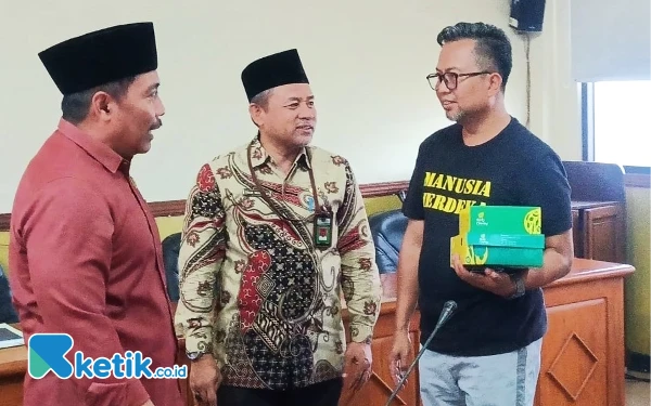 Foto Ketua Komisi D DPRD Sidoarjo Dhamroni Chudlori (kiri) berdiskusi dengan Kasi Pendidikan Agama Islam Kantor Kemenag Sidoarjo Imam Mukozali dan Sekretaris Disdikbud Sidoarjo Ronny Juliano. (Foto: Fathur Roziq/Ketik.co.id)