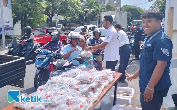 Thumbnail Berita - Jumat Berkah, Tim Paslon Guru Bagikan Ribuan Makan Gratis untuk Warga Kota Batu