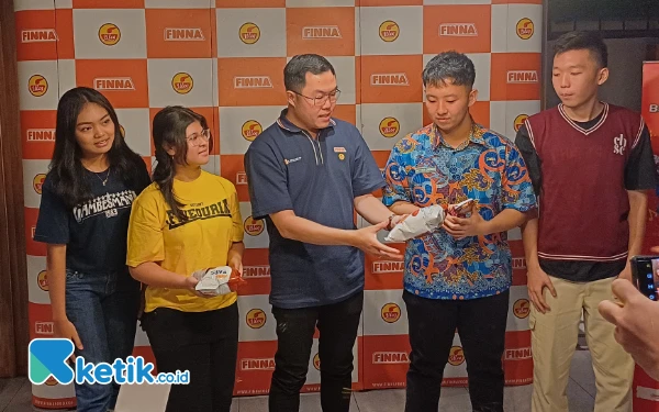 Foto Welliam Cung, General Manager PT Sekar Laut Tbk (FINNA) ngobrol dengan siswa SMA peserta Shcool Warr di UTS, Jumat, 15 November 2024. (Foto: Khaesar/Ketik.co.id)