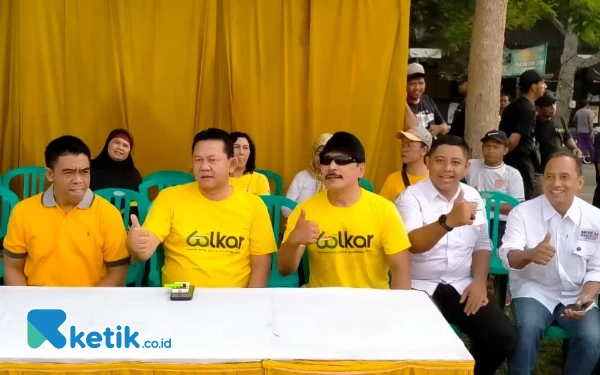 Foto Paslon Bambang-Bayu bersama Dodok, dalam perayaan 60 tahun Partai Golkar, 16 November 2024. (Foto: Favan/ketik.co.id)