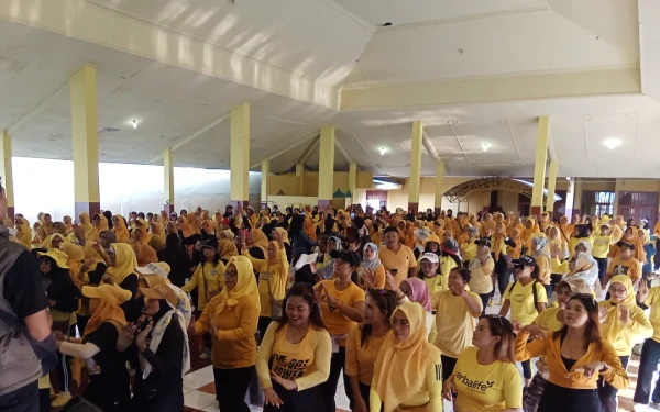 Foto Peserta memadati Aula dan Halaman Kantor DPD Partai Golkar Lumajang (Foto : Abdul Fatah / Ketik)