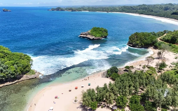 Foto Destinasi wisata Tanjung Penyu di Kabupaten Malang. (Foto: Matic.or.id)