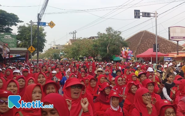 Foto Ribuan peserta gerak sehat bersama paslon Rizky tumpah ruah di Jalan Sumoharjo, RTH Wlingi, Minggu 17 November 2024. (Foto: Favan/ketik.co.id)