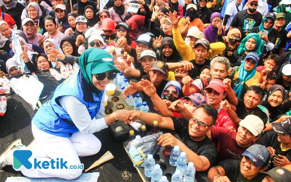 Foto Calon Wakil Bupati Sidoarjo Mimik Idayana menyalami penonton dengan senyum saat kampanye akbar di Tulangan. (Foto: Dimas for Ketik.co.id)