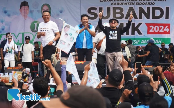 Foto Calon Bupati Sidoarjo Subandi diapit H Kayan (kiri) dan Bambang Pujianto, dua legislator Partai Gerindra di DPRD Sidoarjo. (Foto: Dimas for Ketik.co.id)