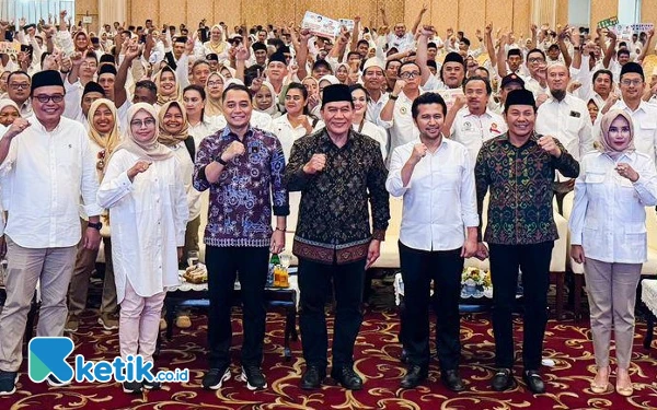 Foto Calon Bupati Sidoarjo Subandi bersama calon Wakil Bupati Sidoarjo Mimik Idayana berfoto dengan Bambang Haryo Soekartono (BHS) full team di Gedung Empire Palace Surabaya pada (17 November 2024). (Foto: Istimewa)