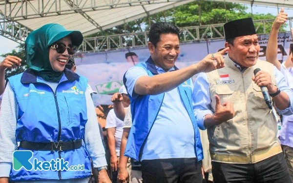 Foto Bambang Haryo Soekartono (BHS) bersama calon Bupati Sidoarjo Subandi dan calon Wakil Bupati Sidoarjo Mimik Idayana satu panggung di kampanye akbar Pasangan BAIK (Subandi-Mimik) pada Minggu pagi (17 November 2024). (Foto: Dimas for Ketik.co.id)