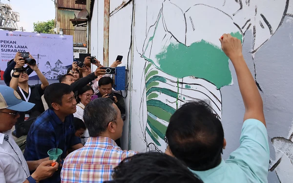 Foto Keseruan melukis mural di Kawasan Kota Lama Surabaya. (Foto: Diskominfo Surabaya)