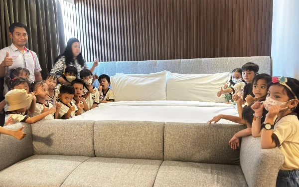 Foto Para siswa TK Santa Maria Regina belajar merapikan tempat tidur di sesi making bed class.(Foto: Favehotel Rungkut)