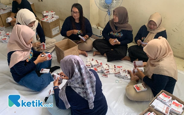 Foto Pengecekan, pengepakan, dan pengesetan di gudang logistik KPU Kota Blitar, Senin 18 November 2024. (Foto: Favan/ketik.co.id)