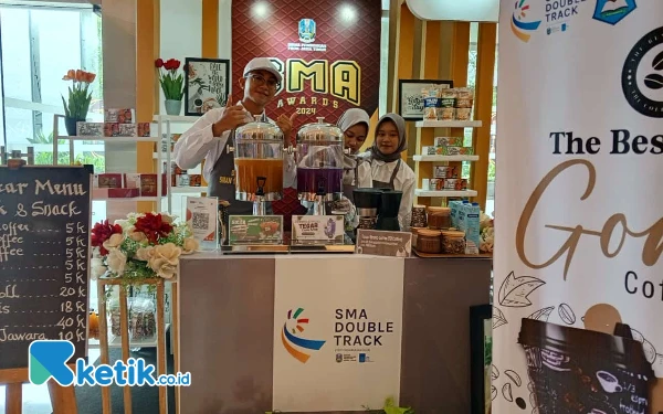 Foto Cafe DT SMAGONTA memeriahkan acara SMA Awards 2024 di Dyandra Convention Center Surabaya, Jumat 15 November 2024. (Foto: Yuni Ernawati for Ketik.co.id) .