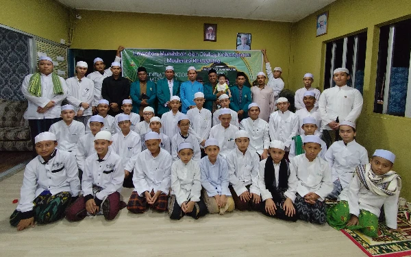 Foto Para santri di Pondok Hidayatul Mubtadi'ien wa Tahfidzul Quran bersama Calon Doktor dari Unisma. (Foto: Unisma)