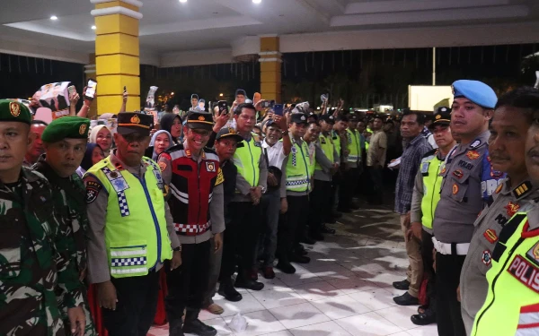 Foto Sejumlah personel TNI dan Polri melakukan pengamanan jalur masuk ke acara debat Paslon Bupati Pasbar. ( Foto: Humasrespasbar)