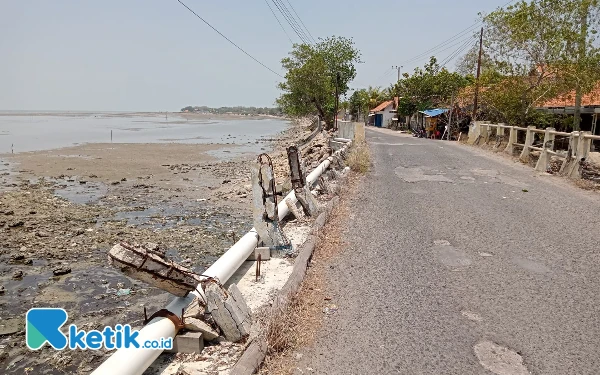 Foto Jalan rusak dampak dari abrasi akibat tangkis laut di pesisir pantai kecamatan modung (Foto.Ismail Hs/Ketik.co.id)