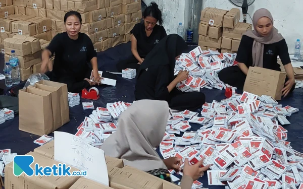 Foto Penyortiran surat suara sebelum dikirim ke gudang PPK. (Foto: Husni Habib/Ketik.co.id)