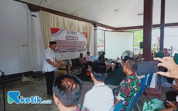 Foto Kepala Bakesbangpol Situbondo, Buchari, saat acara sosialisasi peran Forkopimda dalam mewujudkan Situbondo aman, damai, dan demokratis pada Pilkada Serentak 2024, di Pendopo Eks Karesidenan Besuki, Selasa, 20 November 2024. (Foto: Abdul Hakim/ketik.co.id)