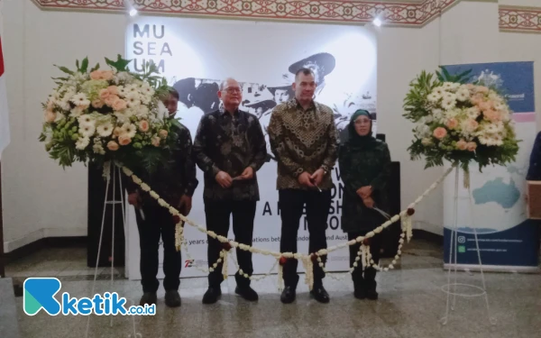 Foto Sesaat sebelum sesi pengguntingan pita sebagai tanda pembukaan pameran. Dari kanan ke kiri: Pjs Walikota Surabaya Restu Novi, Konsulat-Jenderal Australia Glen Askew, Pj Sekda Bobby Soemiarsono, Deputi Kepala Perwakilan Bank Indonesia Prov Jawa Timur Noor Nugroho. (Foto: Suyono/ketik.co.id)