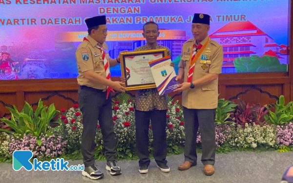 Foto (kiri) Pj Gubernur Jatim Adhy Karyono dan Ketua Kwarda Jatim HM Arum Sabil saat memberikan penghargaan untuk Moh Anwar. (Foto: Shinta Miranda/Ketik.co.id)