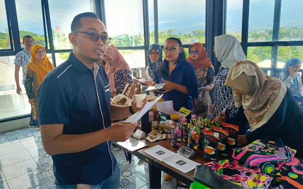 Thumbnail Berita - Bantu Pemasaran, Diskop UKM Jatim Kurasi Produk UMKM di Pusat Oleh-Oleh Kota Batu