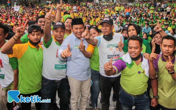 Foto Calon Bupati Sidoarjo Subandi melayani ajakan foto bersama ribuan pekerja PT Integra. (Foto: Dimas for Ketik.co.id)