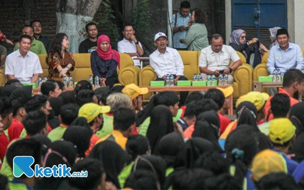 Foto Calon Bupati Sidoarjo Subandi (kanan) dan calon Gubernur Jatim Khofifah (tiga dari kiri) duduk di kursi deretan depan untuk bertemu para pekerja PT Integra. (Foto: Dimas for Ketik.co.id)