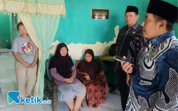 Foto Ketua Komisi D DPRD Sidoarjo H Dhamroni Chudlori (kanan) bersama anggota Komisi D DPRD Sidoarjo H Sutadji saat berada di rumah Lailil Kurniawati (kiri) dan Wiwid Dwi Ningsih (dua dari kiri). (Foto: Fathur Roziq/Ketik.co.id)