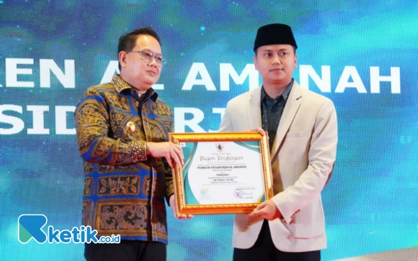 Foto Perwakilan Ponpes Al Amanah menerima penghargaan dari Pj Gubernur Jatim Adhi Karyono sebagai pesantren terbaik dalam Program Implementasi Pesantren Sehat. (Foto: Diskominfo Sidoarjo)