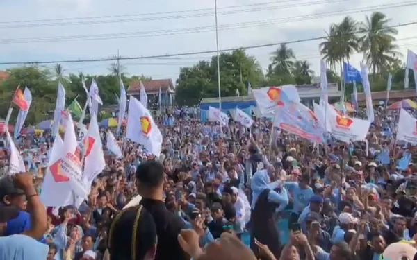 Foto Suasana kampanye akbar Paslon Karna - Khoirani di Lapangan Kapongan, Situbondo, Kamis, 21 November 2024. (Foto: Abdul Hakim/ketik.co.id)