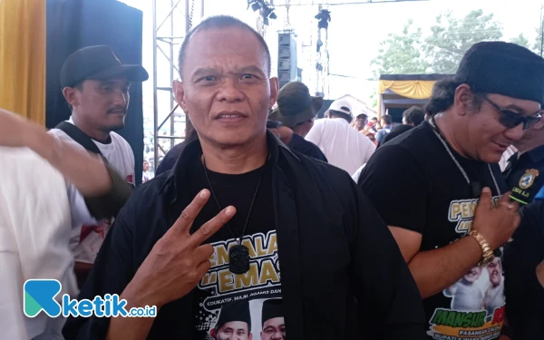 Foto Kang Murad aktor preman pensiun usai di wawancara terkait tanggapan kehadiran di Pemalang (Foto: Slamet/ketik.co.id)