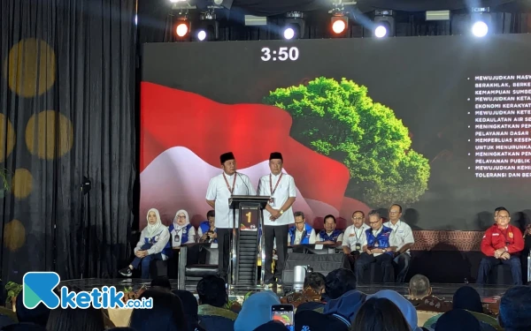 Foto Calon Gubernur dan Wakil Gubernur nomor urut 01, Herman Deru-Cik Ujang saat mengikuti Debat Terakhir Pemilihan Kepala Daerah Sumsel 2024. Deru menyatakan, Sumsel adalah provinsi yang luas, sehingga pembahasan debat yang hanya berfokus pada satu titik permasalahan itu tidak cukup. (Foto: Wisnu Akbar Prabowo/Ketik.co.id)