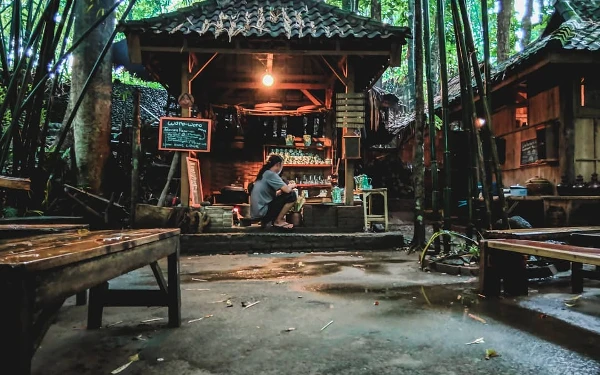 Foto Suasana Tomboan area makan di Situs Patirtaan Ngawonggo. (Foto: Matic.or.id)