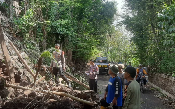 Foto Anggota BPBD, Tagana, dan Muspika Sumbermalang Situbondo saat turun ke lokasi TPT longsor di Dusun Baderan Barat, Desa Baderan, Kecamatan Sumbermalang, Kabupaten Situbondo. (Foto : Abdul Hakim/ketik.co.is)