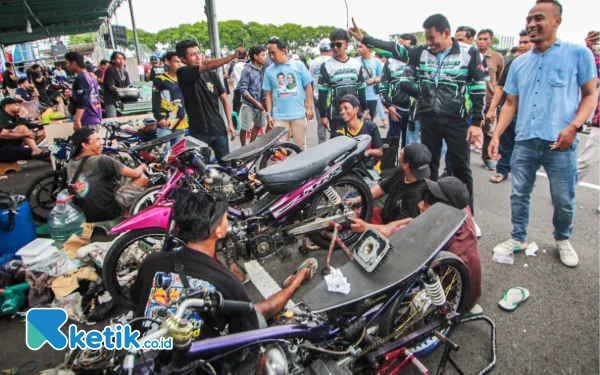 Foto Calon Bupati Sidoarjo Subandi berkeliling menyapa anak-anak muda GenZ yang sedang menyiapkan motor untuk balapan di sirkuit Pondok Tjandra. (Foto: Dimas for Ketik.co.id)