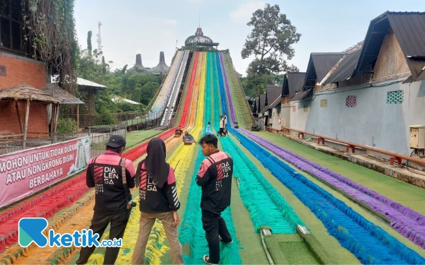 Foto Wahana Perosotan warna warni setinggi 30 meter yang menjadi andalan Dusun Semilir. (Foto: Husni Habib/Ketik.co.id)