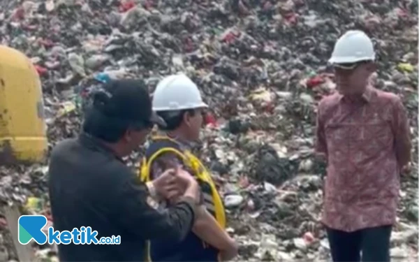 Foto Kepala DLHK Sidoarjo Dr Bahrul Amiq mendampingi Pj Bupati Bogor Bachril Bakri saat penerapan Eco Lindi di TPA Galuga, Kecamatan Leuwiliang, Kabupaten Bogor, pada Jumat (15 November 2024). (Foto: DLHK Sidoarjo)