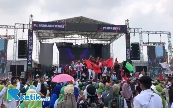 Foto Kemeriahan para pendukung Paslon 01 pilbup Jombang saat kampanye Akbar di alun-alun.