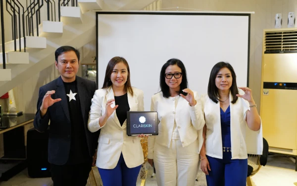 Foto dr. Junivan Lindra, M. Biomed, AAM Bapak Benang Indonesia (paling kiri) bersama sang istri dr. Diana Niti Santoso dan dr. Oktaviana, M. Biomed, AAM (paling kanan) (Foto: dok. Clariskin Clinic Surabaya)