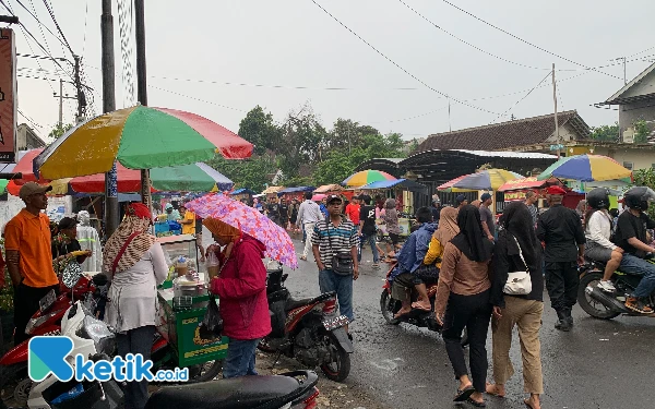 Foto Ratusan pedagang di lokasi kampanye akbar yang mendapat berkah, Sabtu 23 November 2024. (Foto: Favan/ketik.co.id)