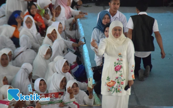 Foto Calon Gubernur Jatim nomor urut 2 Khofifah Indar Parawansa menyapa pendukungnya dengan tanda sarangheo, Sabtu, 23 November 2024. (Foto: Khaesar/Ketik.co.id)