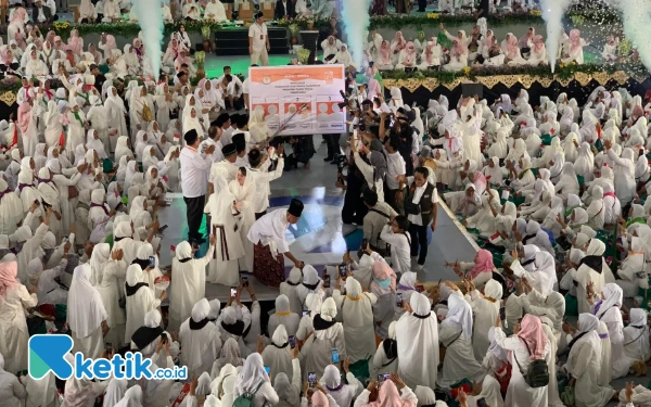 Foto Pasangan Calon (Paslon) Gubernur dan Wakil Gubernur Jatim nomor urut 2 Khofifah-Emil simulasikan cara mencoblos nomor 2, Sabtu, 23 November 2024. (Foto: Khaesar/Ketik.co.id)