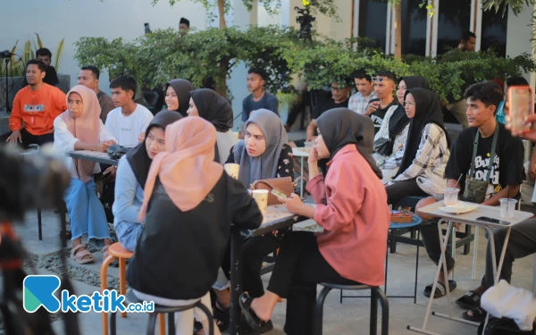 Foto Sejumlah Pemuda/Pemudi Kreatif Yang Hadir dalam sosialisasi Kelompok Sharing Session Bersama Bassam-Helmi (Foto Mursal Bahtiar)