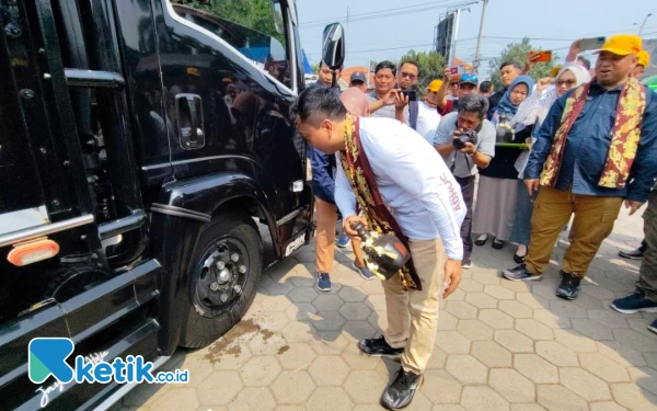 Foto Ketua KPU Situbondo, Hadi Prayitno, dan Sekdakab Wawan Setiawan bersama anggota Forkopimda Situbondo melepas pemberangkatan 25 truck yang mengangkut logistik Pilkada tahun 2024 secara bersama dari Gudang KPU Situbondo. (Foto: Abdul Hakim/ketik.co.id)