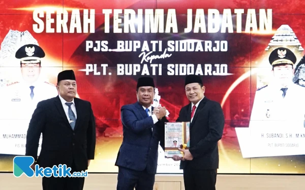 Foto Serah terima jabatan antara Pjs Bupati Sidoarjo M. Isa Anshori kepada Plt Bupati Sidoarjo Subandi di Pendopo Delta Wibawa disaksikan oleh Kepala Inspektorat Pemprov Jatim Hendro Gunawan pada Sabtu (23 November 2024). (Foto: Dinas Kominfo Sidoarjo)