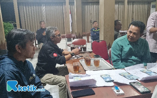 Foto Anggota DPRD DIY M Yazid (baju hijau) menegaskan money politics bukan masalah yang sepele. Kalau hanya dibiarkan maka akan memicu tindakan serupa di banyak lokasi yang berbeda. Untuk itu ia meminta Bawaslu Sleman memproses temuan ini. (Foto: Fajar Rianto / Ketik.co.id)