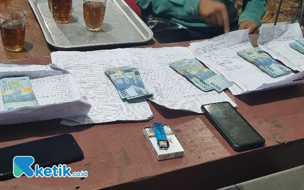 Foto Barang bukti aktivitas politik uang (money politics) yang berhasil digagalkan oleh Pemerintah Desa Sendangmulyo, Minggir Sleman. (Foto: Fajar Rianto / Ketik.co.id)